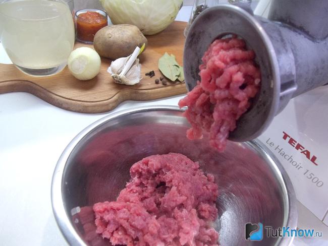 Мясо перекручено через мясорубку