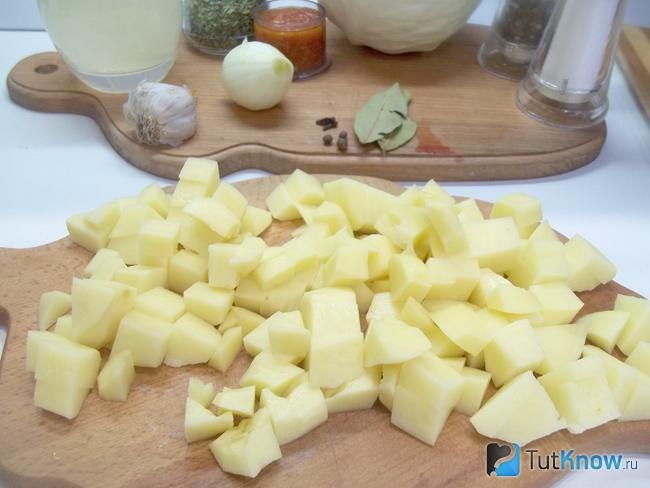 Картофель очищен и нарезан кубиками