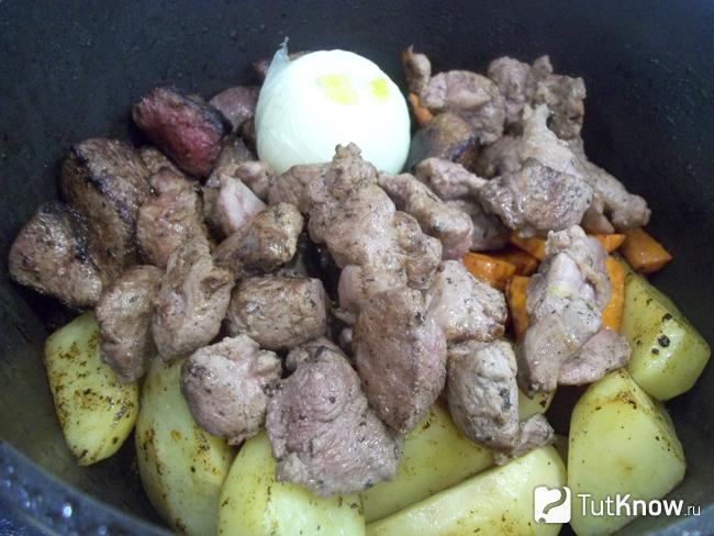 В кастрюлю сложены все жареные продукты и добавлена очищенная луковица