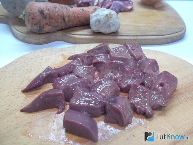 Печень вымыта и нарезана кусочками