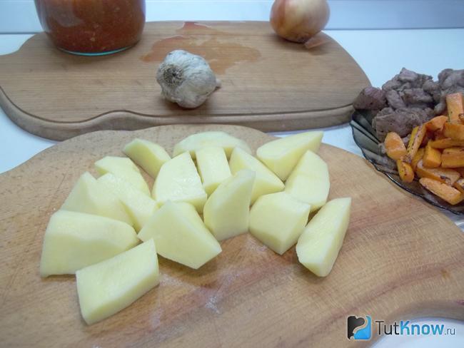 Картофель очищен и нарезан кубиками