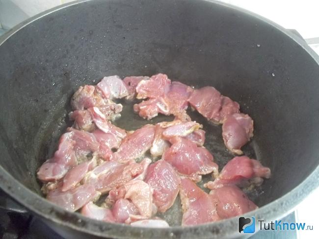 Мясо жарится в сковороде на растительном масле