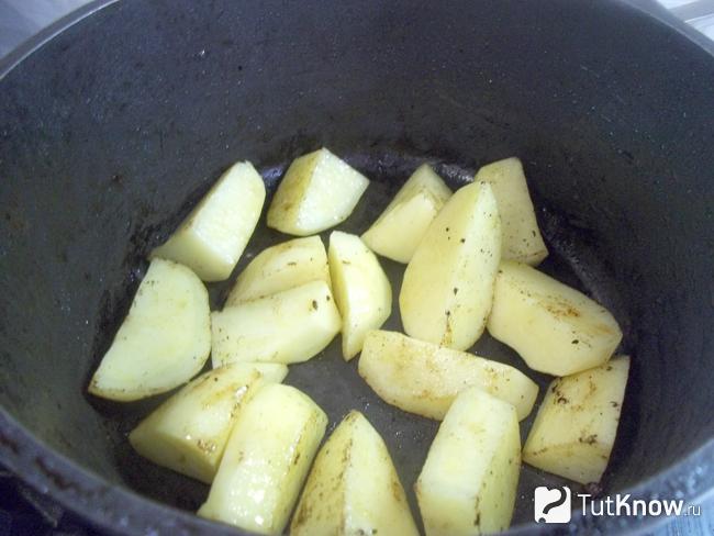 Картофель жарится в сковороде на растительном масле до румяной корочки