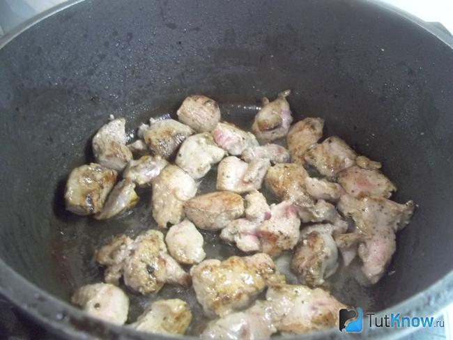 Мясо жарится в сковороде на растительном масле до золотистой корочки