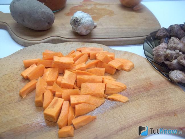 Морковь очищена и нарезана брусками