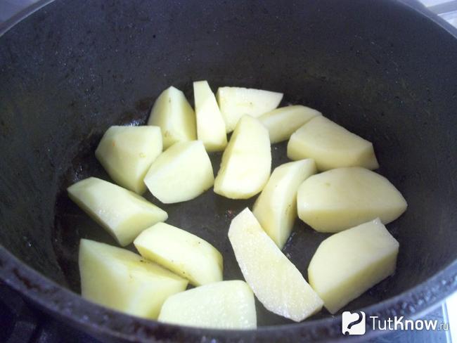 Картофель жарится в сковороде на растительном масле