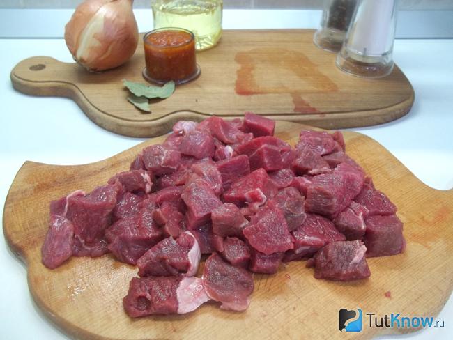 Мясо нарезано кусочками