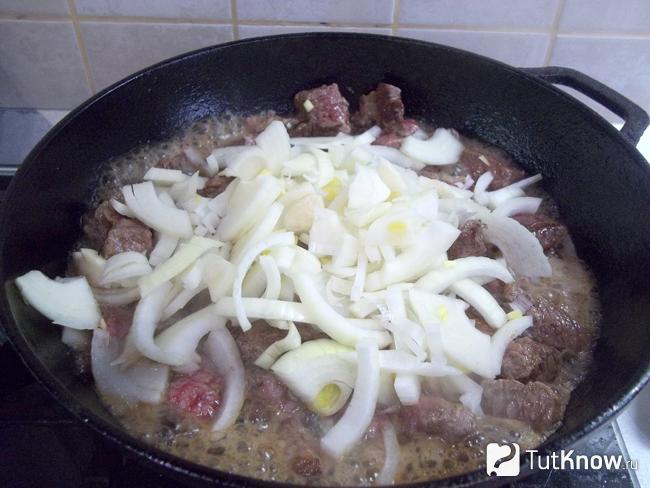 К мясу добавлен нашинкованный репчатый лук