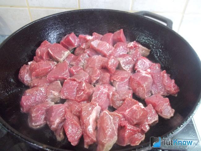 Мясо жарится в сковороде на растительном масле