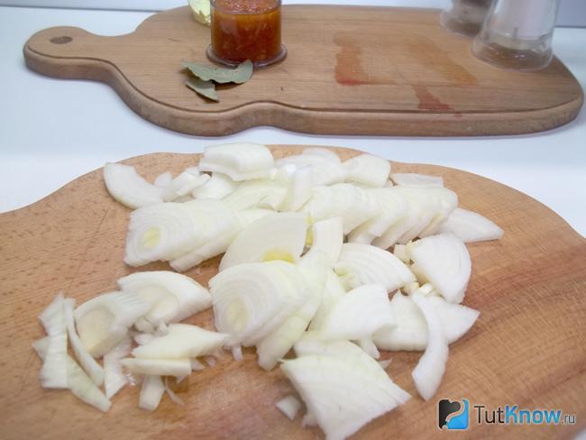 Репчатый лук нашинкован полукольцами