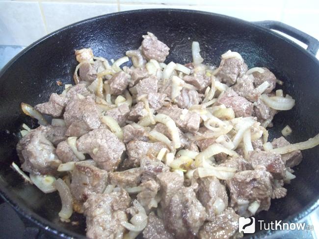 Мясо с луком жарятся в сковорде