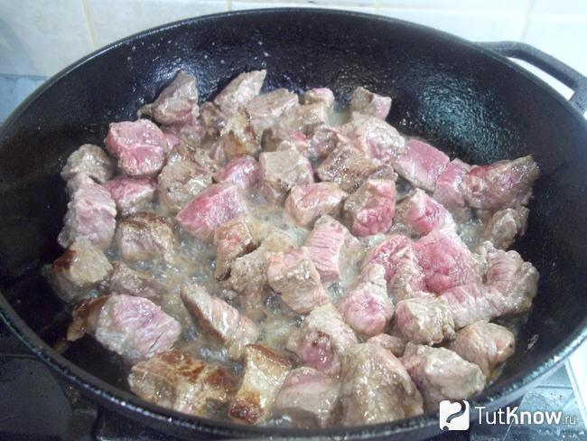 Мясо жарится в сковороде на растительном масле