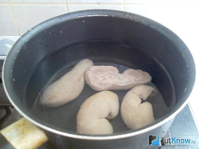 Почки вымыты, залиты новой водой и варятся до готовности