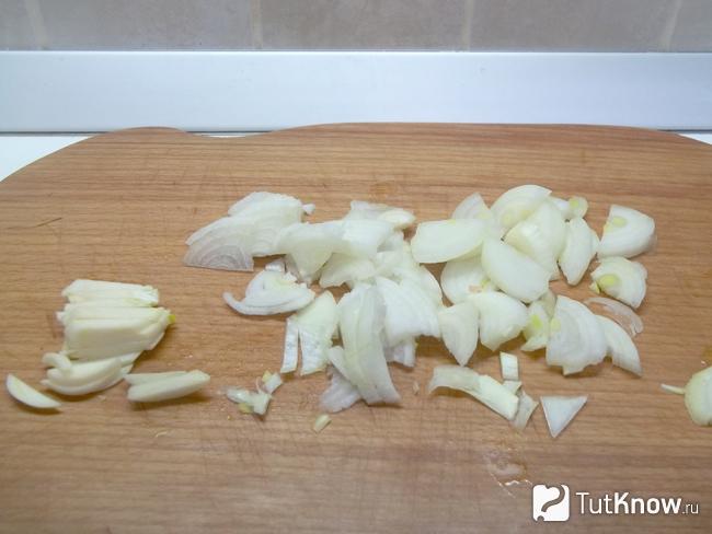 Чеснок и лук очищены и нарезаны соломкой