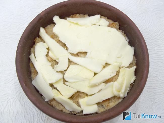 Паштет выложен в миску, а сверху кусочки масла