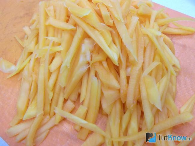 Тыква очищена и нарезана соломкой