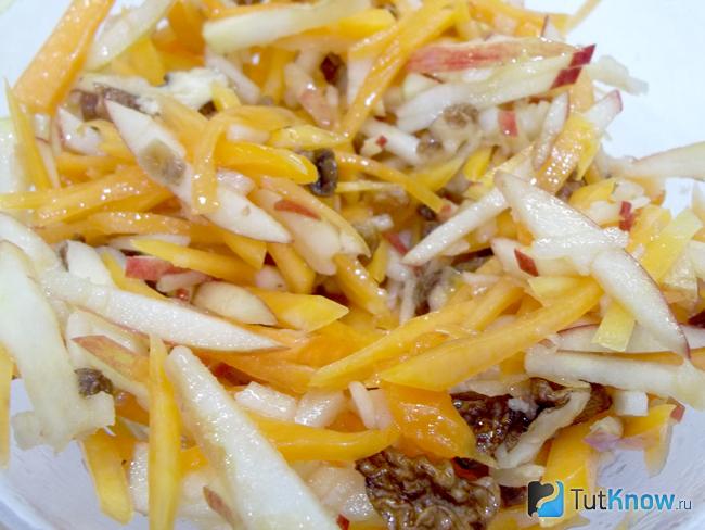 Готовый салат с тыквой, яблоками, орехами и изюмом