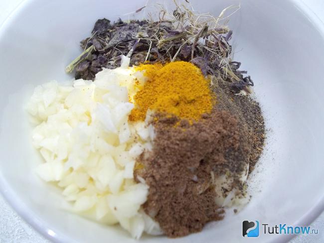 Продукты для соуса соединены и перемешаны