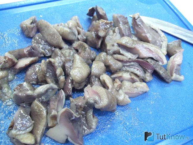 Грибы нарезаны кусочками