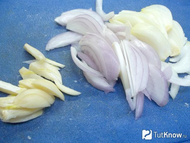 Чеснок и лук очищены и нашинкованы тонкой соломкой
