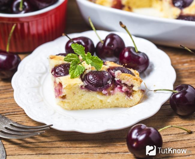 Клафути с вишней и творожным кремом