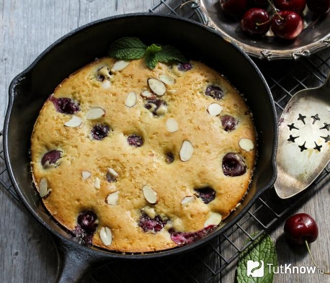 Клафути с вишней и миндалем