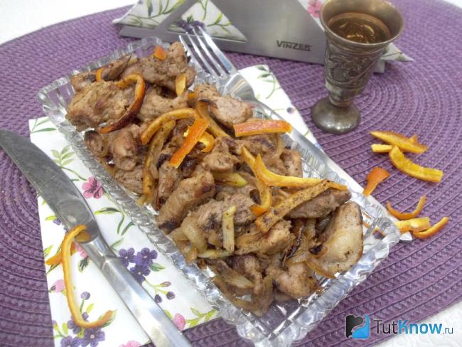 Готовое жареное мясо с луком и апельсиновой цедрой