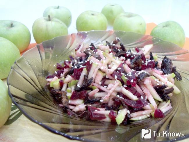 Готовый свекольный салат с черносливом и яблоками