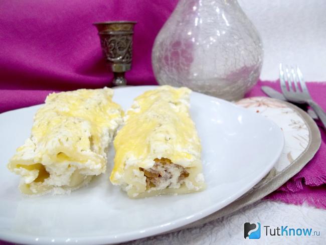 Готовые каннеллони с фаршем под сметанно-сырным соусом