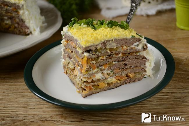 Кусочек печеночного торта с начинкой из морковки и лука