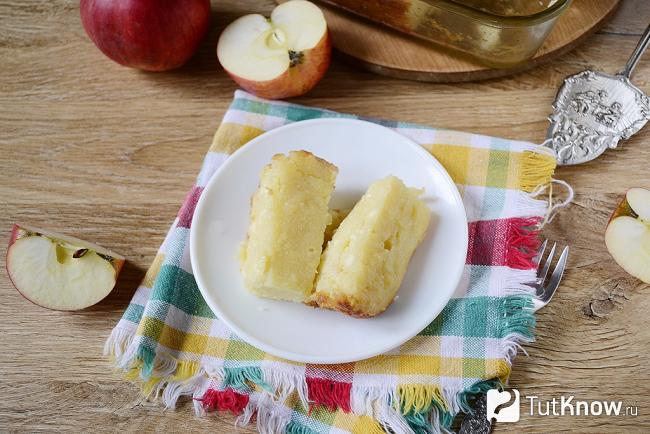 Кусочки творожной запеканки с яблоками и манкой на тарелке вид сверху