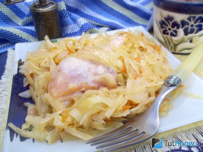 Готовые куриные голени с тушеной капустой