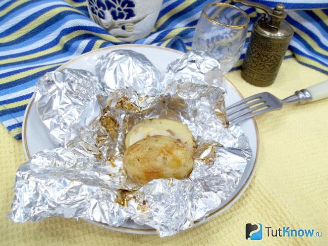 Готовый картофель запеченный в фольге с беконом