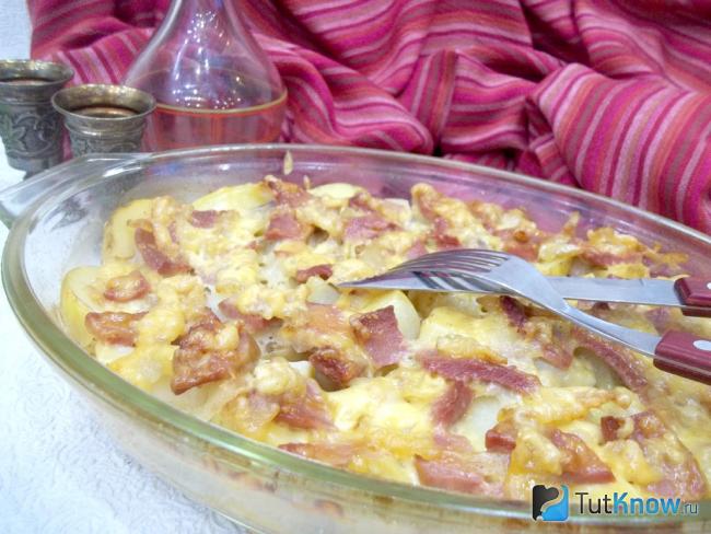 Готовый запеченный картофель с колбасой под сырной корочкой