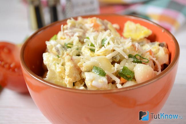 Макароны с яйцами и помидорами крупным планом
