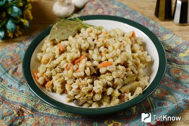 Порция постной перловой каши с грибами и овощами