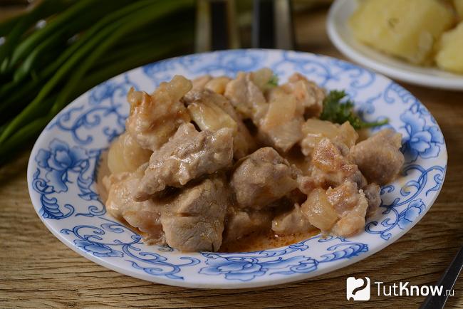 Порция тушеного мяса в сметане с паприкой