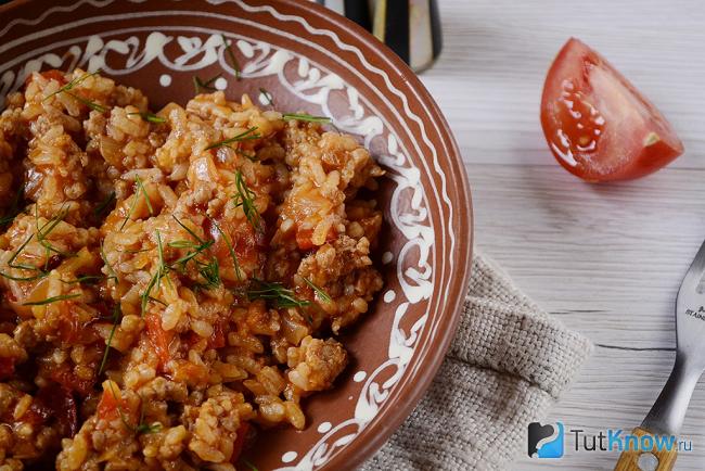 Рис с фаршем и овощами в томате крупным планом