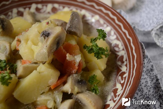 Порция тушеной картошки с грибами в сметане