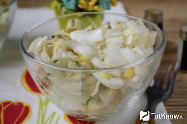 Салат из пекинской капусты с кукурузой и сухариками крупным планом