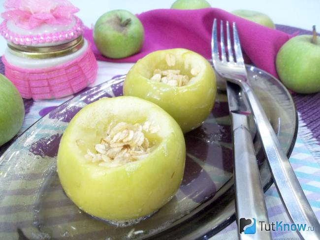 Готовые печеные яблоки с овсянкой и медом
