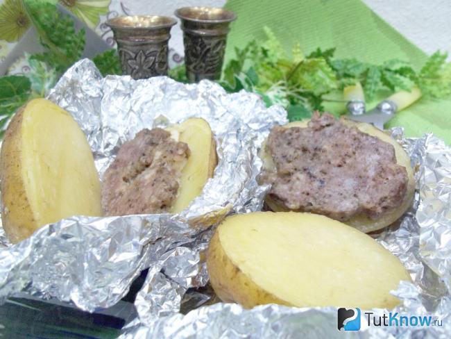 Готовый картофель с фаршем в фольге