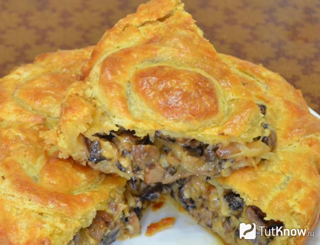 Слоеный пирог с грибами и луком