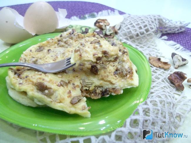 Готовый омлет с молоком и мюсли в микроволновке