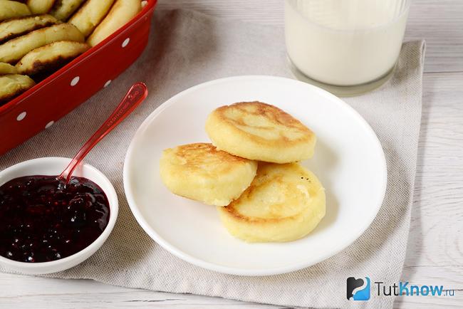 Как выглядят сырники из творога с манкой