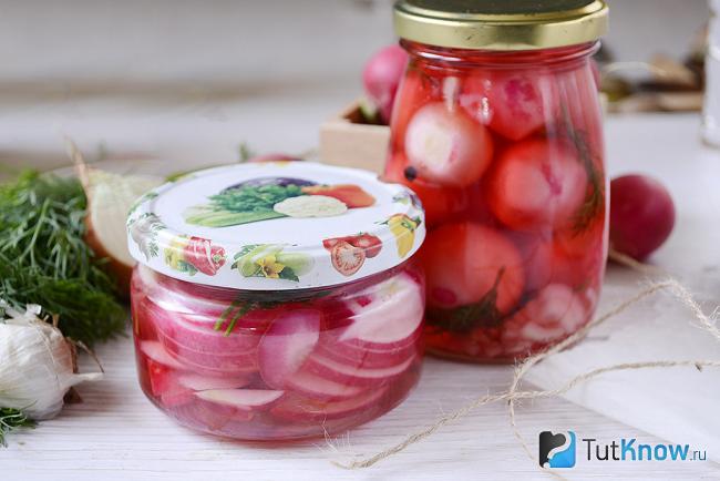 Баночка с редисом, замаринованном дольками