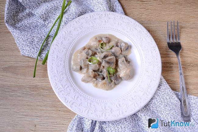 Тарелка с курицей и грибами, тушеными в молоке