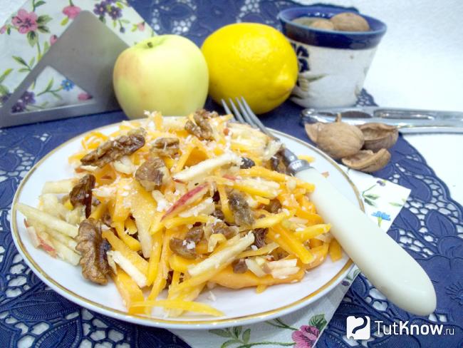 Готовый салат с тыквой, яблоками, орехами и изюмом