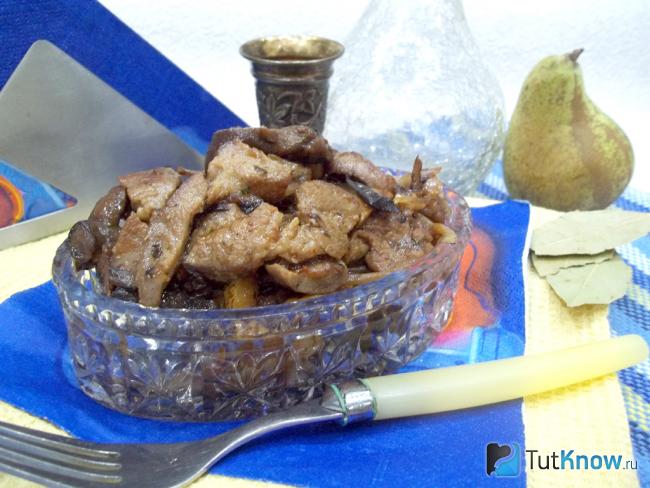 Готовая свинина с грибами, яблоками и грушами