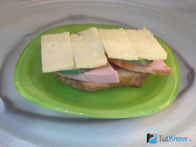 Брускетта с колбасой, сыром и огурцом готовится в микроволновке
